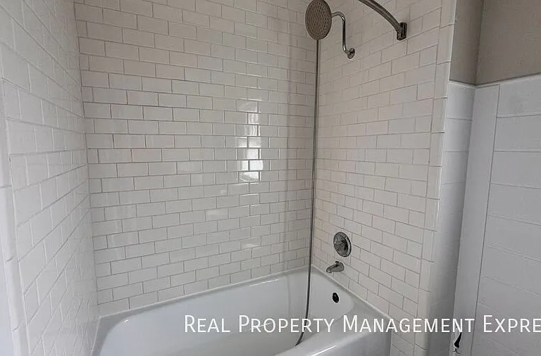 509 W 25th St — Photo 29