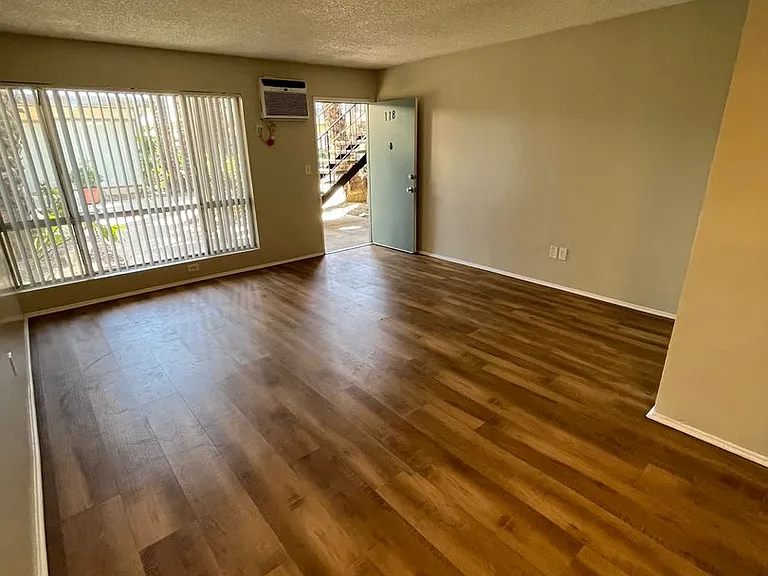 STUNNING APARTMENT! GREAT LOCATION! POOL PROPERTY — Photo 13
