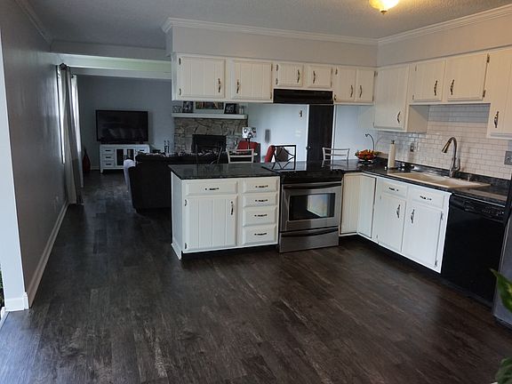 5th image of 900 S Stratford Ct