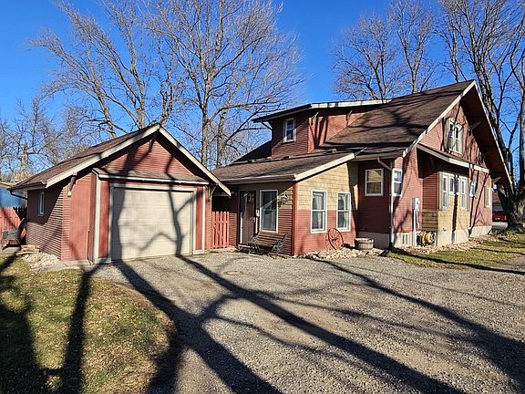 2nd image of 411 Okoboji Ave