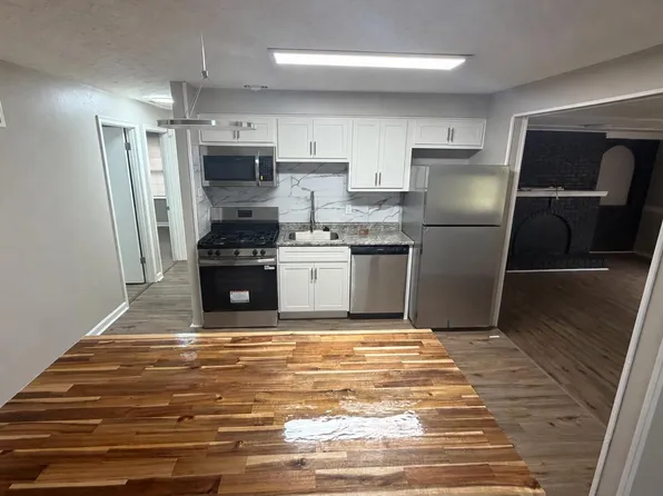 1430 Golden Dr, Saint Louis, MO 63137