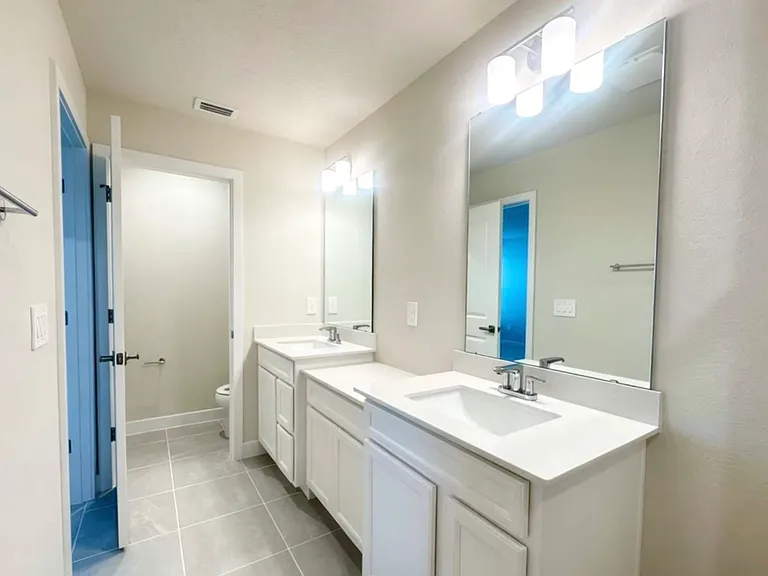 primary bathroom, seperate restroom