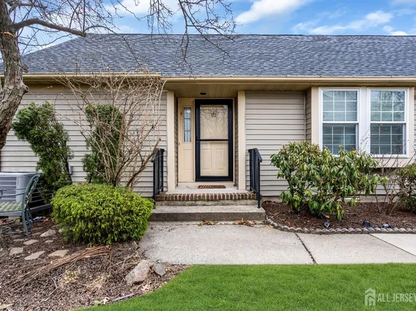 10 Yorkshire Dr #B, Monroe Township, NJ 08831