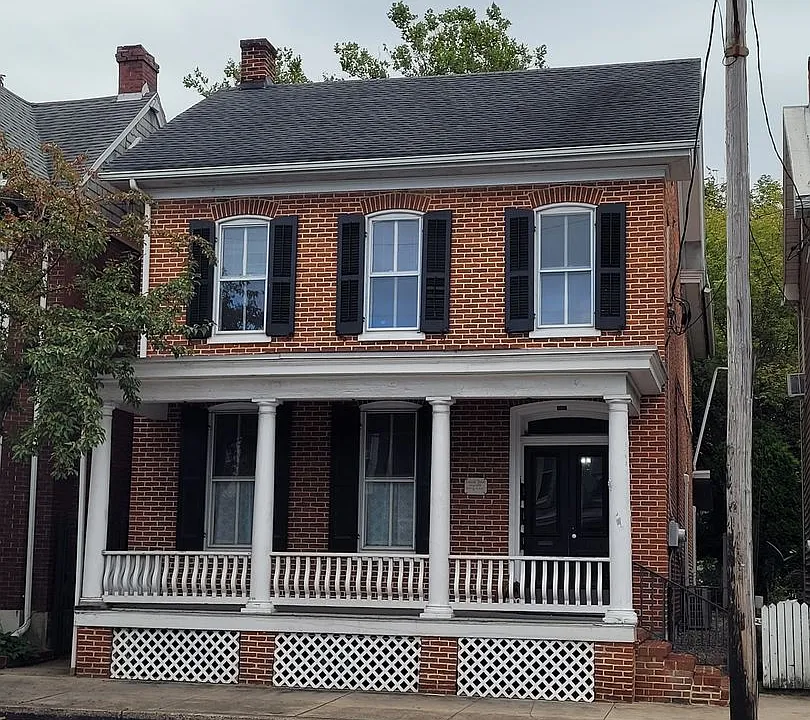 232 E King St