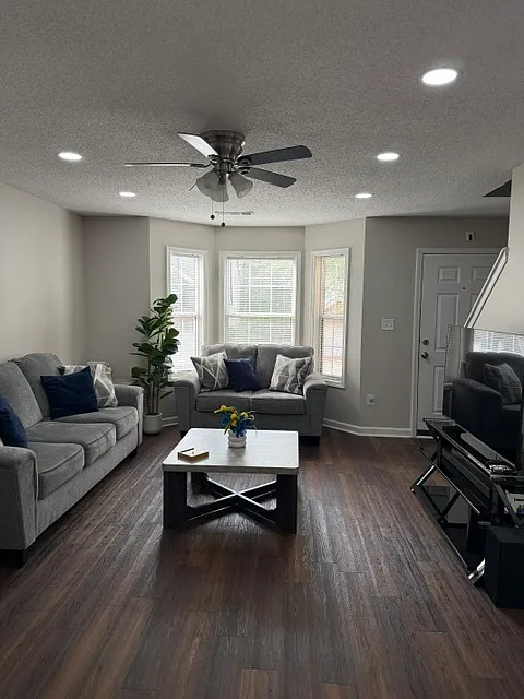 3 bed, 2.5 bath, 1618 sqft, $2,100 — Photo 2