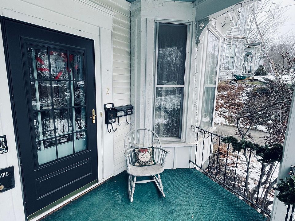 Front entrance & mailbox