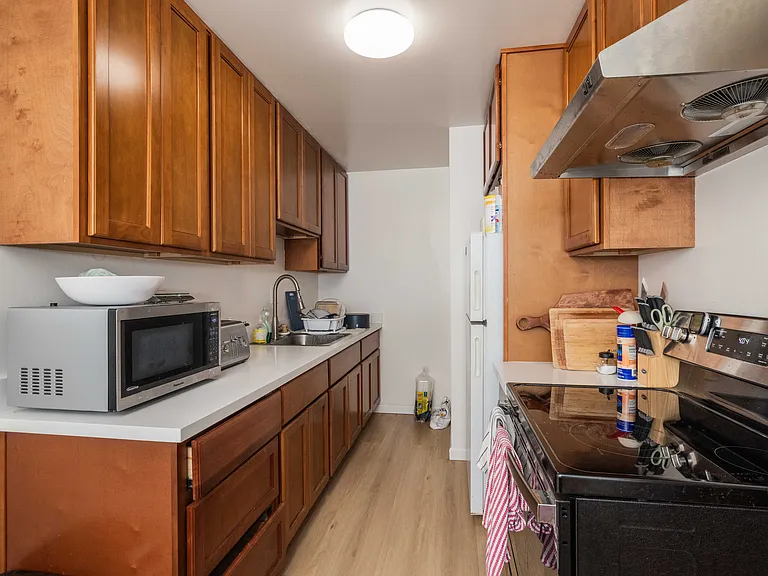 1541 Oxford Street — Photo 19