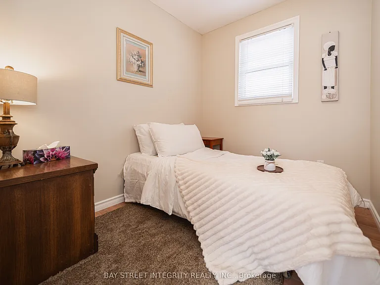 74 De La Salle Blvd — Photo 24