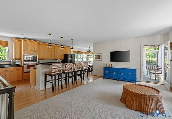 4th image of 355 Lexington Rd