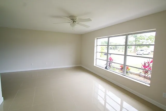 336 SE Tranquilla Ave — Photo 2