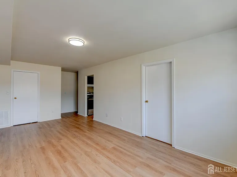 6 College Dr — Photo 4