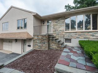 7 Pine Ridge Rd, Stoneham, MA 02180