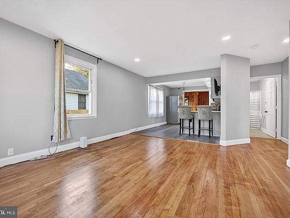 5th image of 946 Martin Rd