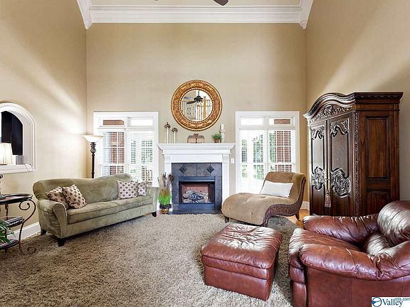 2nd image of 121 Kelvingrove Dr