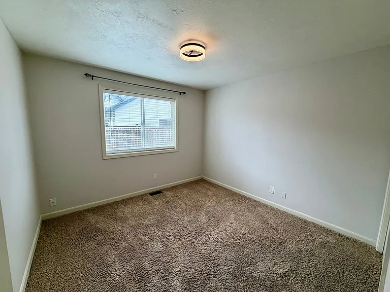 555 Edwards Dr — Photo 12
