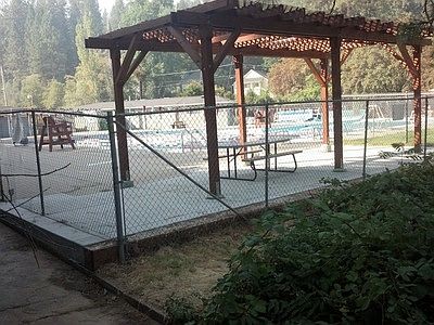 Community Pool 1 block away