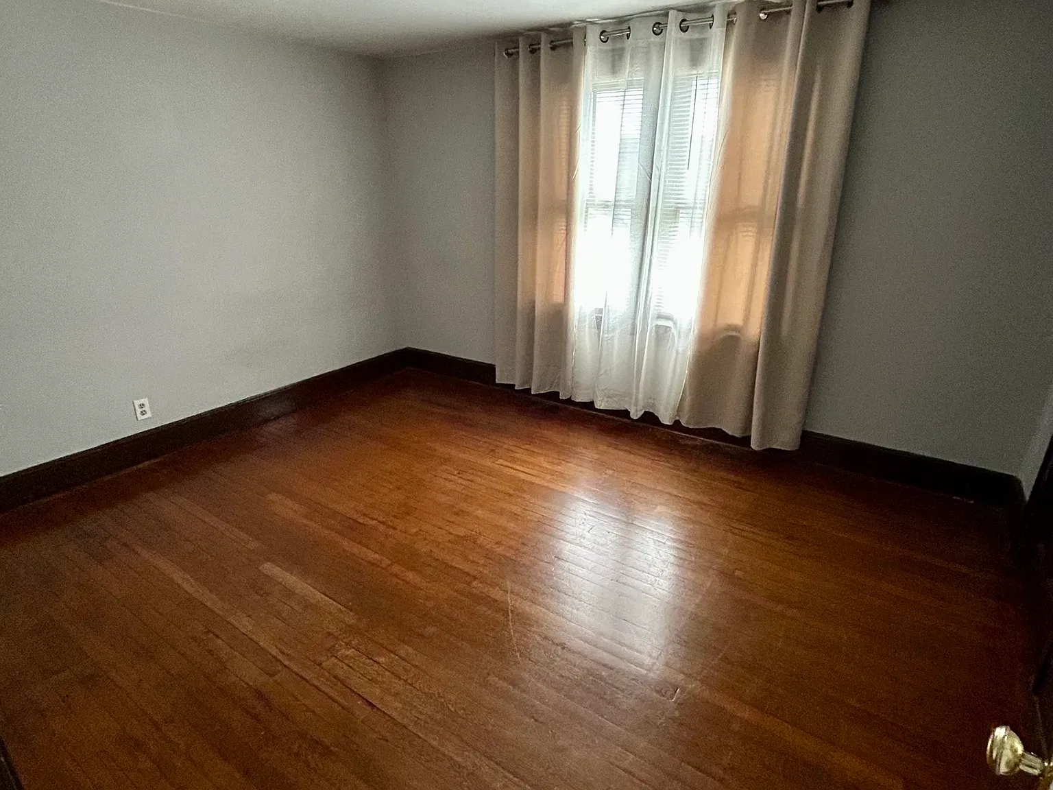 2 bed, 1.0 bath, 3201 sqft, $1,650 — Photo 4