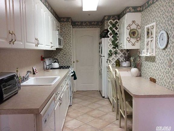2nd image of 281 Brettonwoods Dr
