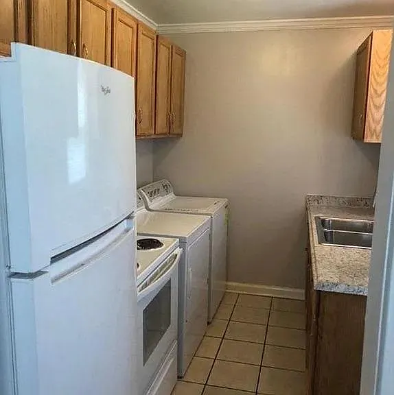 693 Loeb St — Photo 4