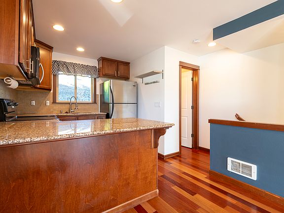 4th image of 9423 35th Ave SW #A