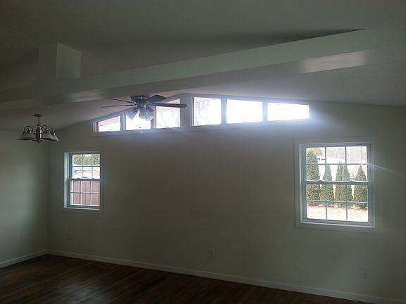 LR w/ Vaulted Ceiling