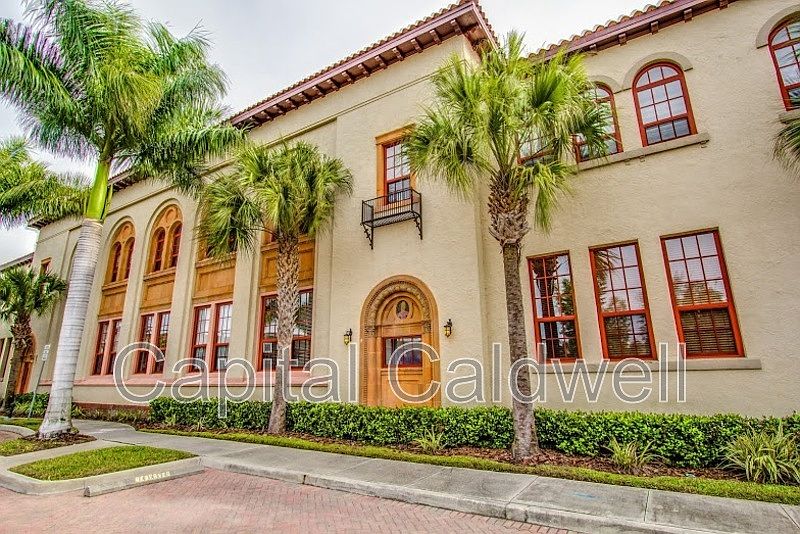 1st image of 1501 W Horatio St APT 115