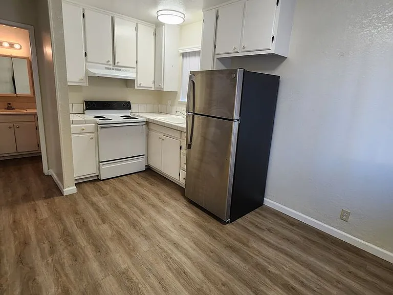 560 S 7th St — Photo 2