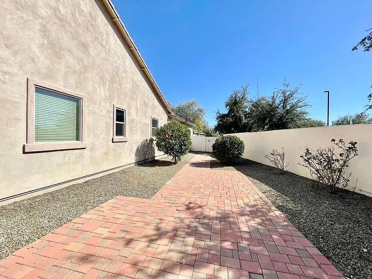 638 E Charlevoix Ave — Photo 11