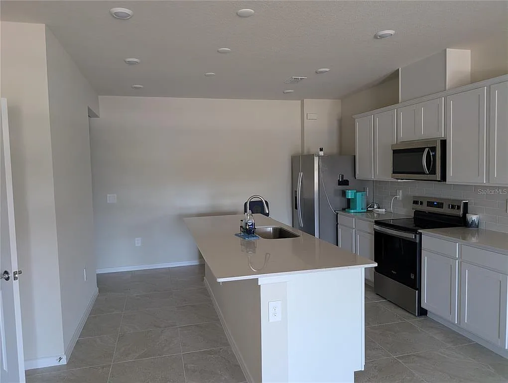 3 bed, 2.5 bath, 1683 sqft, $2,200 — Photo 3