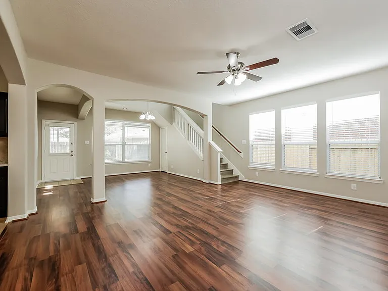 214 Crosby Village Dr — Photo 5