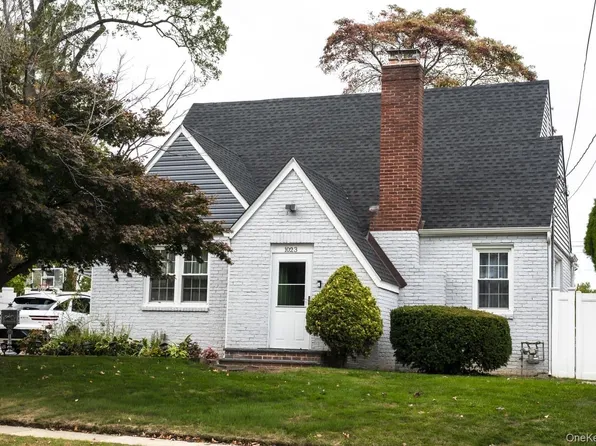 1023 Schuman Place, North Baldwin, NY 11510