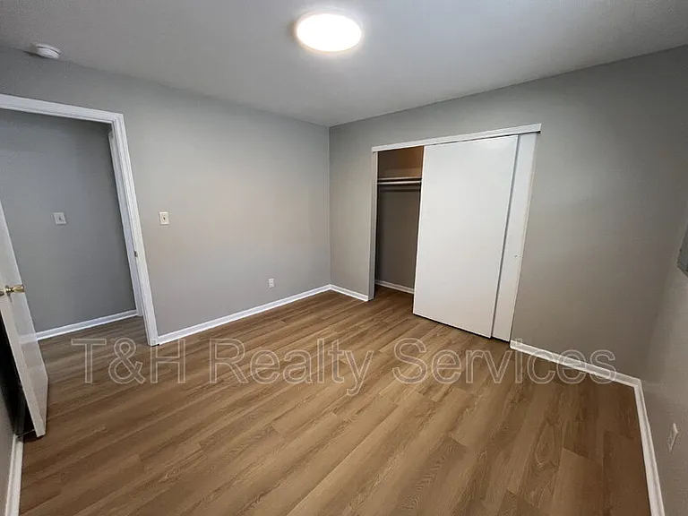 110 Pennsylvania Ct — Photo 17