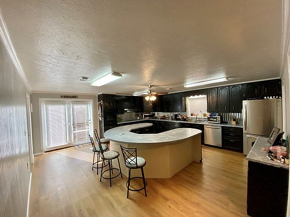 3rd image of 3007 Summit Dr SW