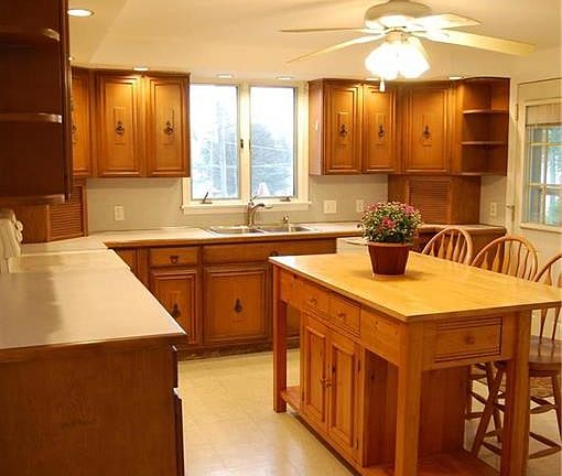 Large Eat-In Kitchen