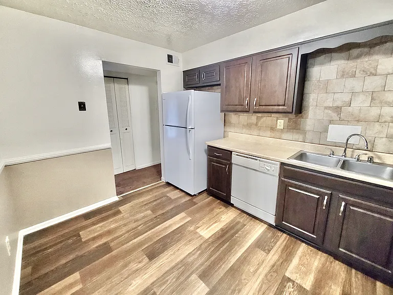 Derby Run Apartments — Photo 110
