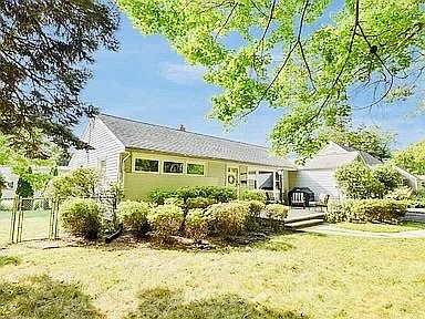 2nd image of 11 Carlton Dr