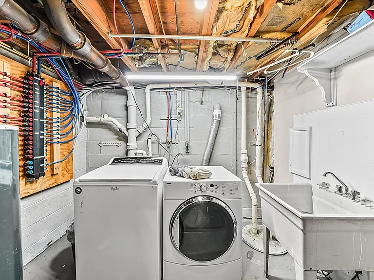 225 Chestnut St — Photo 29