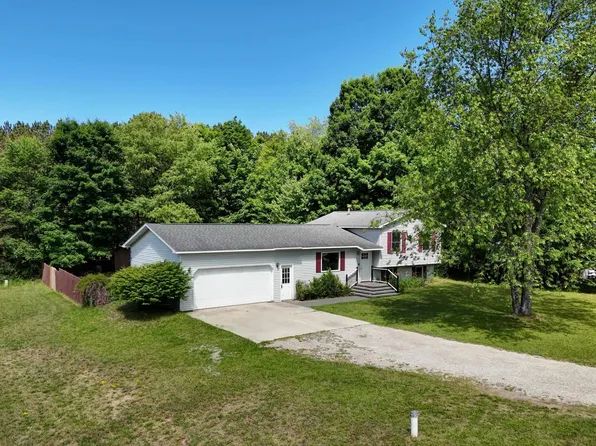 2575 Reily Ct, Traverse City, MI 49685