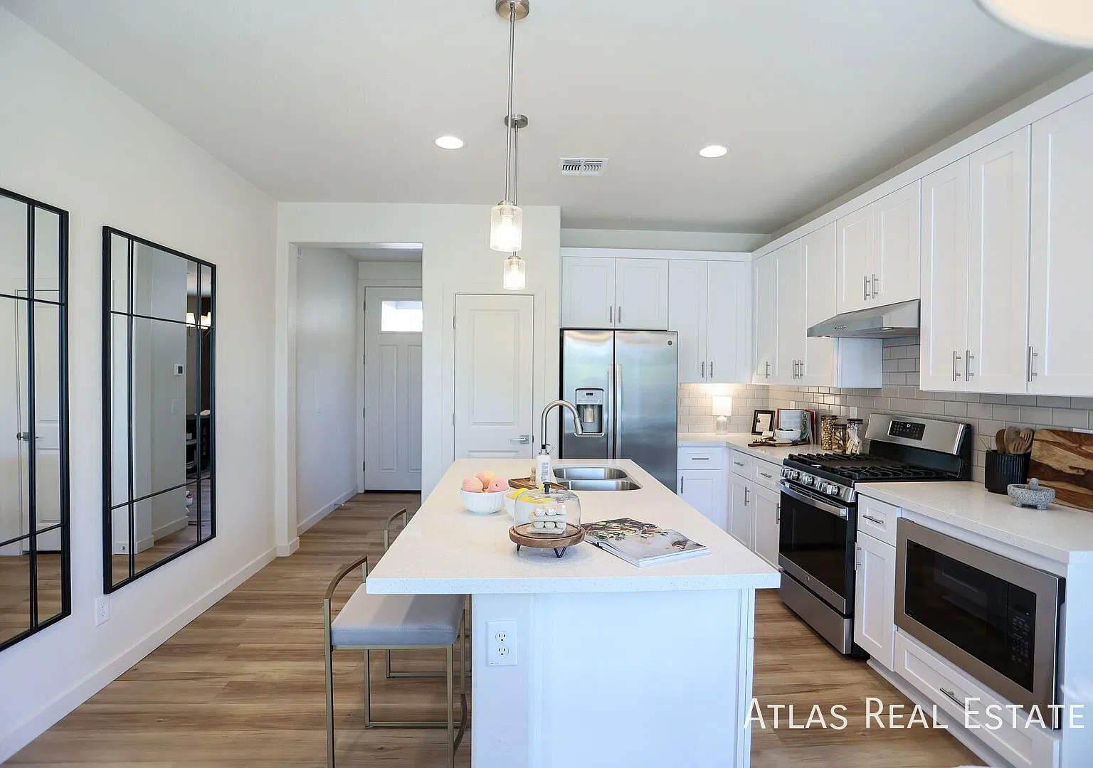 Beautiful 4 Bed, 3 Bath Home in Gated Community — Photo 2