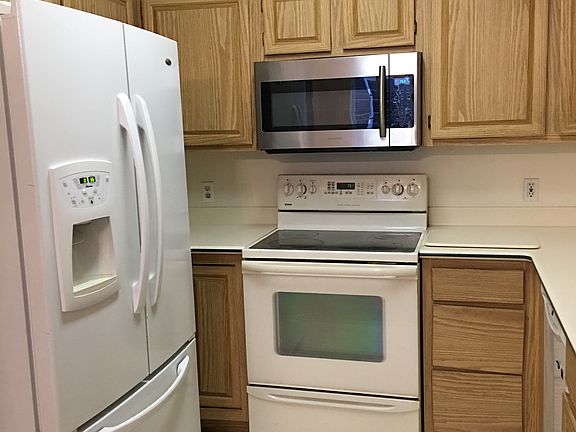 Kitchen w new microwave