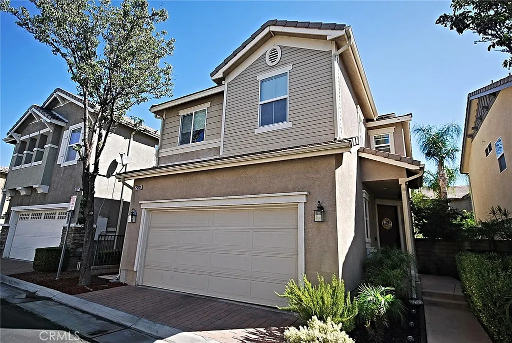 3 bed, 2.5 bath, 1798 sqft, $3,900 — Photo 2