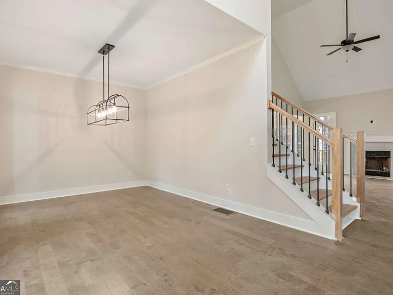 370 Ansley Dr — Photo 3