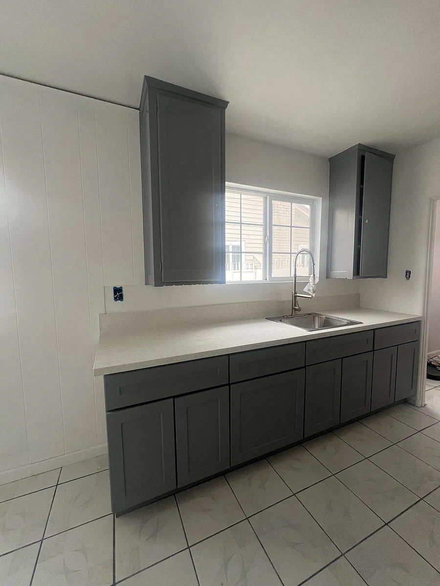 Kitchen sink - 10115 Mansel Ave