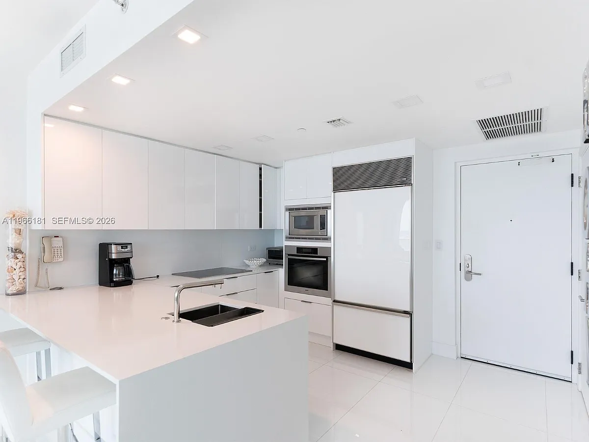 Building Photo - 6799 Collins Ave #704