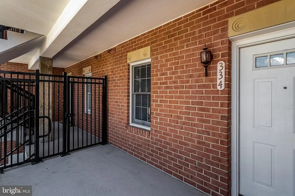 2 bed, 2.0 bath, 986 sqft, $3,200 — Photo 2