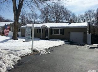 20 Walter St, Holbrook, NY 11741