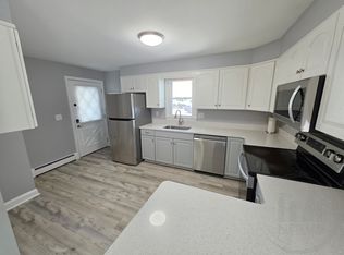  340 Central St 1stflr 3b/1b Renovated Utilitiesincluded Patio! Yard!, Mansfield, MA 02048