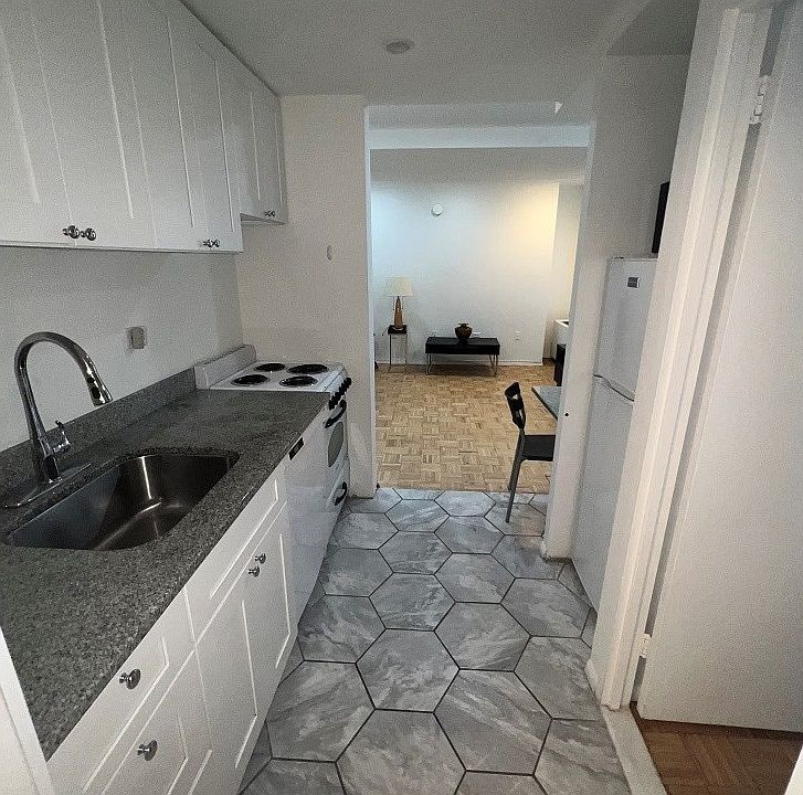 2nd image of 150 W 51st St APT 1612