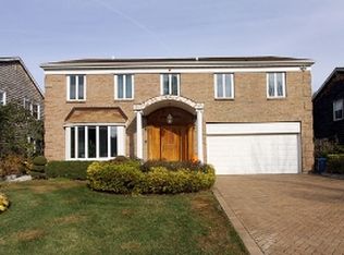 9 Sunset Rd N, Albertson, NY 11507