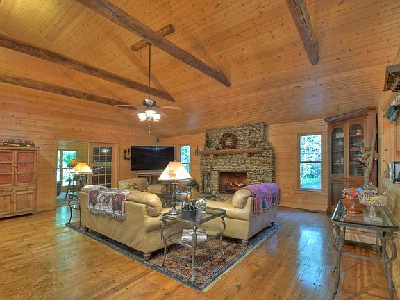 3rd image of 730 Riverside Ln